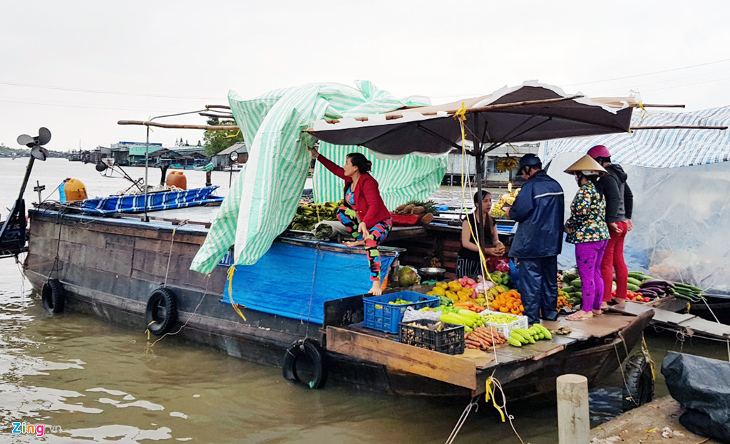 Đất Mũi nhộn nhịp trở lại sau bão Tembin
